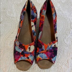 TOMS FLORAL WEDGES SZ 8W. Tried on but just a little too big for me